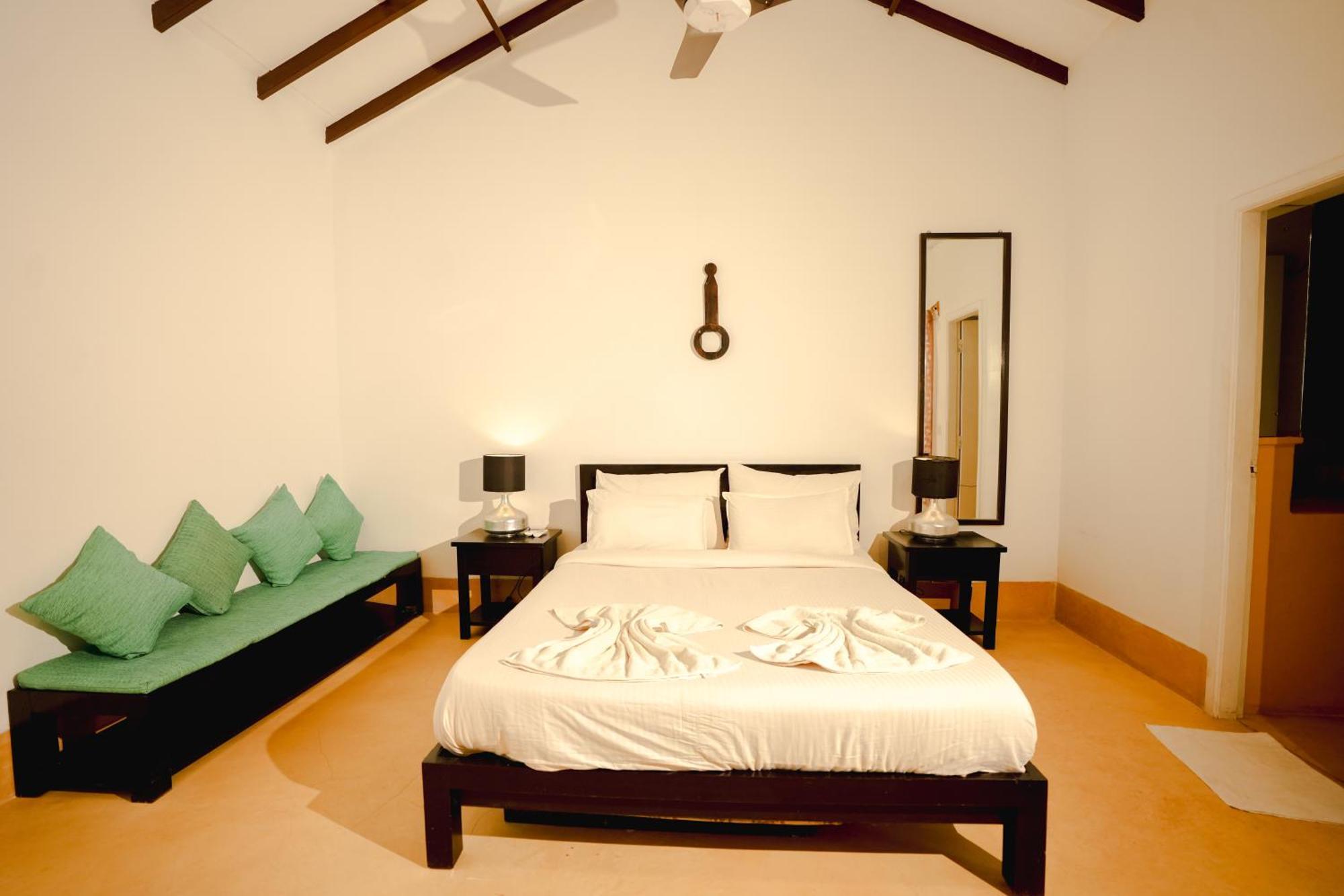 M - Solitude: Beachside Retreat With Pool Candolim