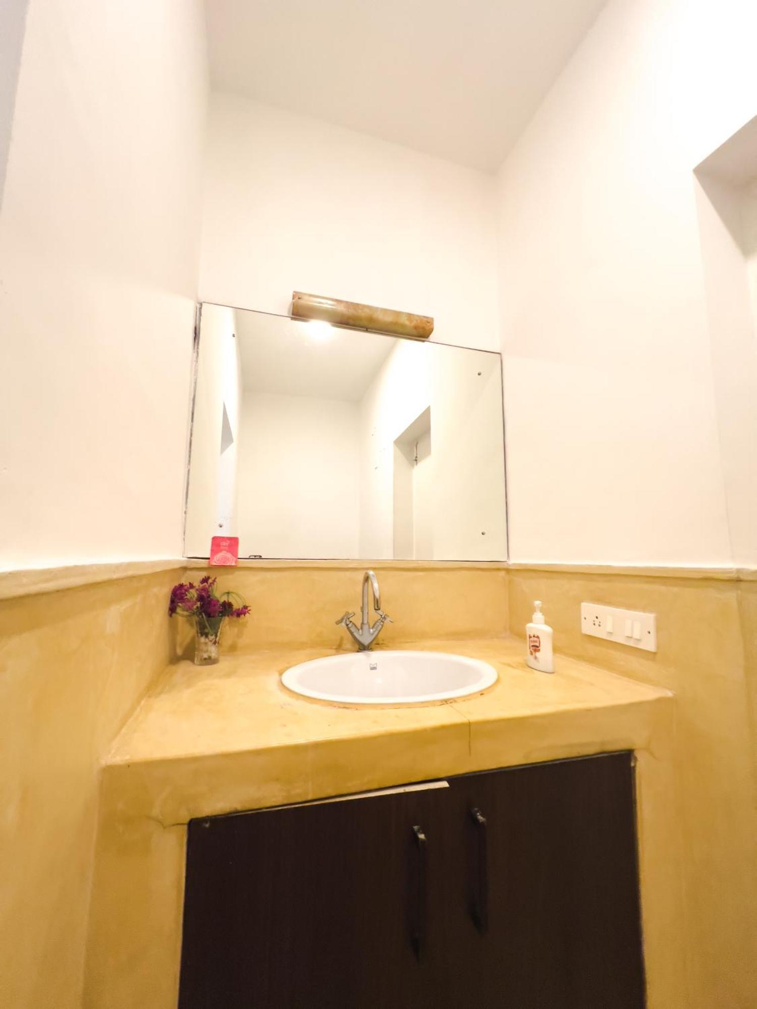 M - Solitude: Beachside Retreat With Pool * Candolim