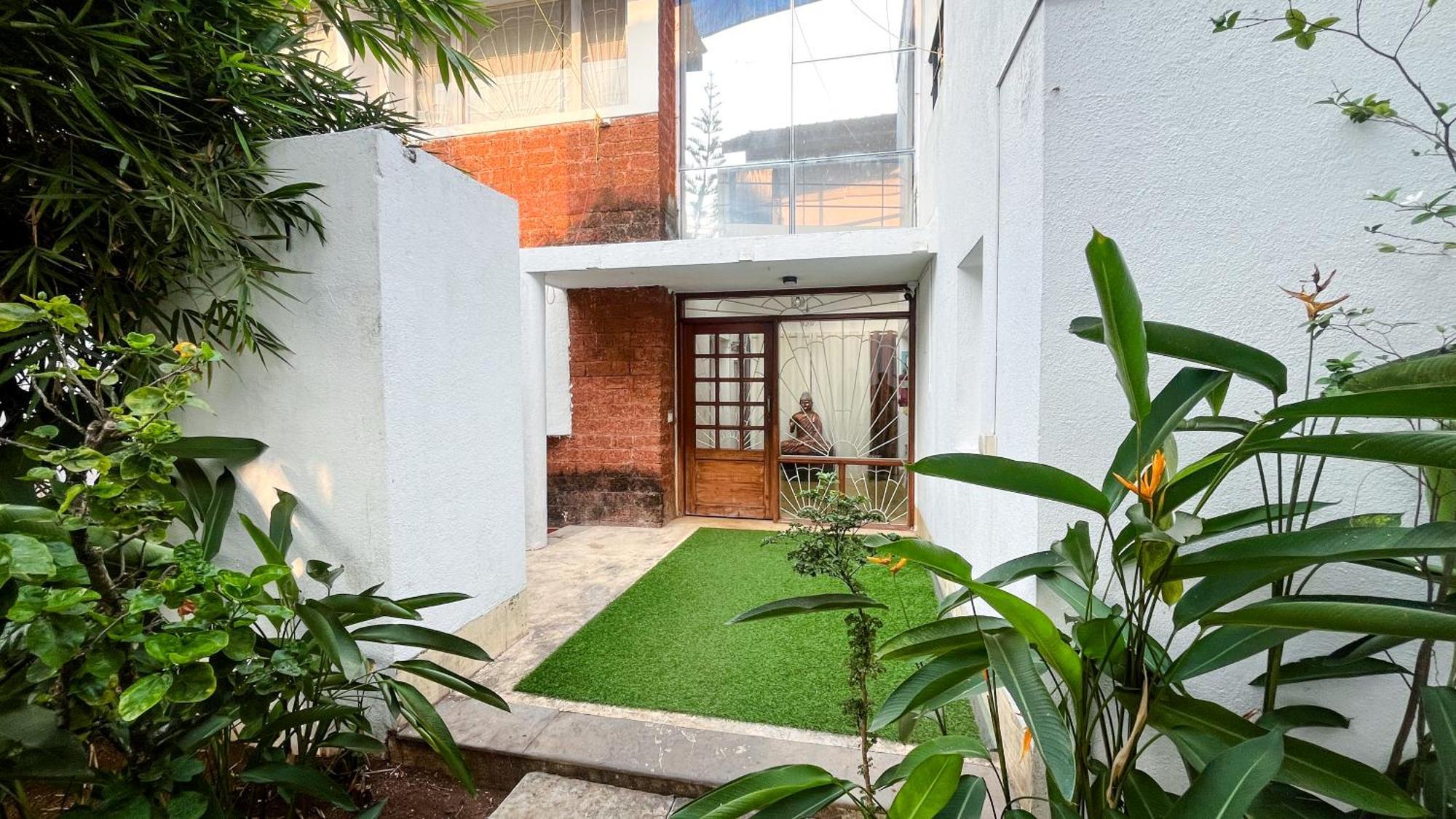M - Solitude: Beachside Retreat With Pool * Candolim