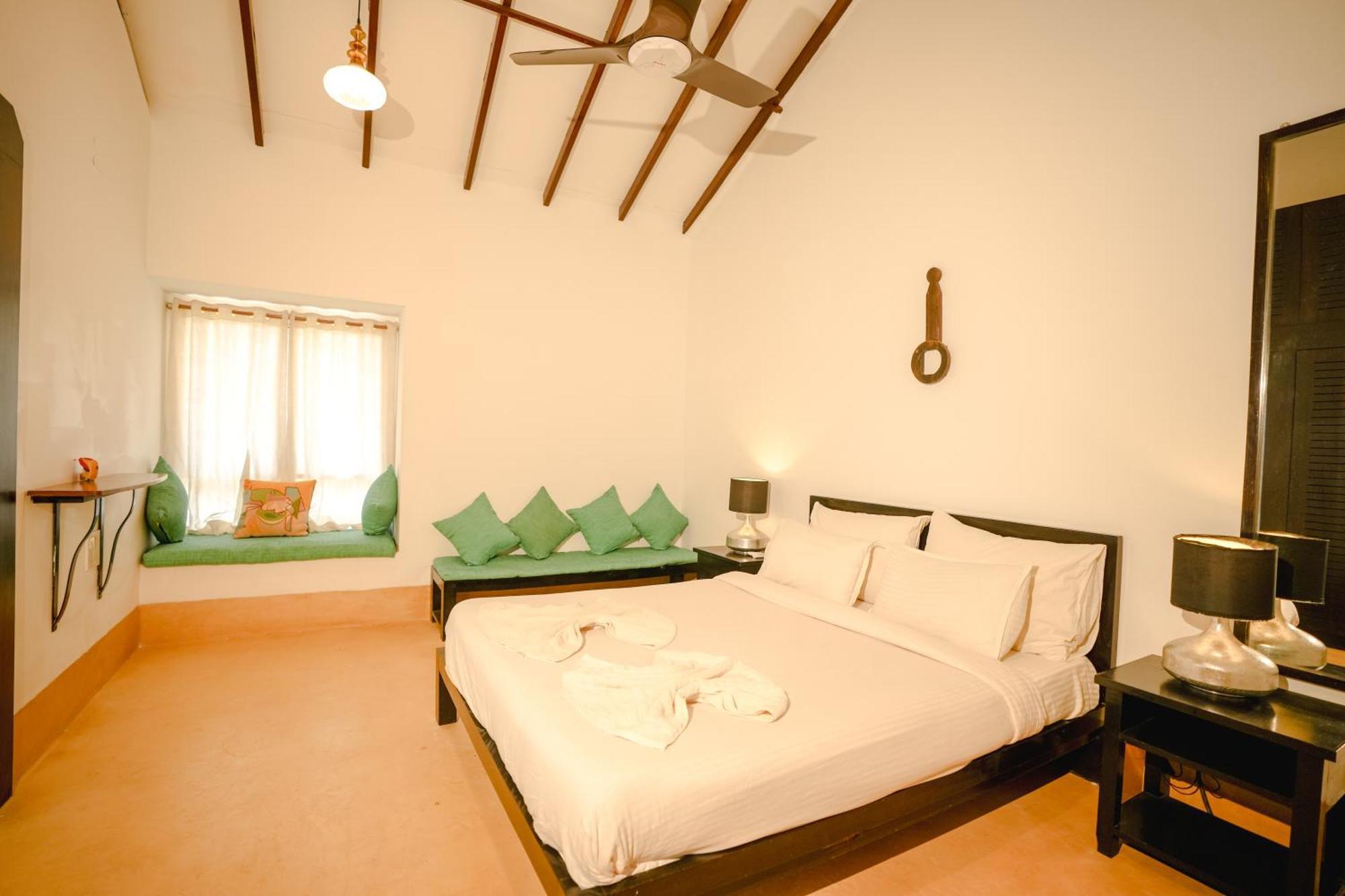 M - Solitude: Beachside Retreat With Pool Villa Candolim