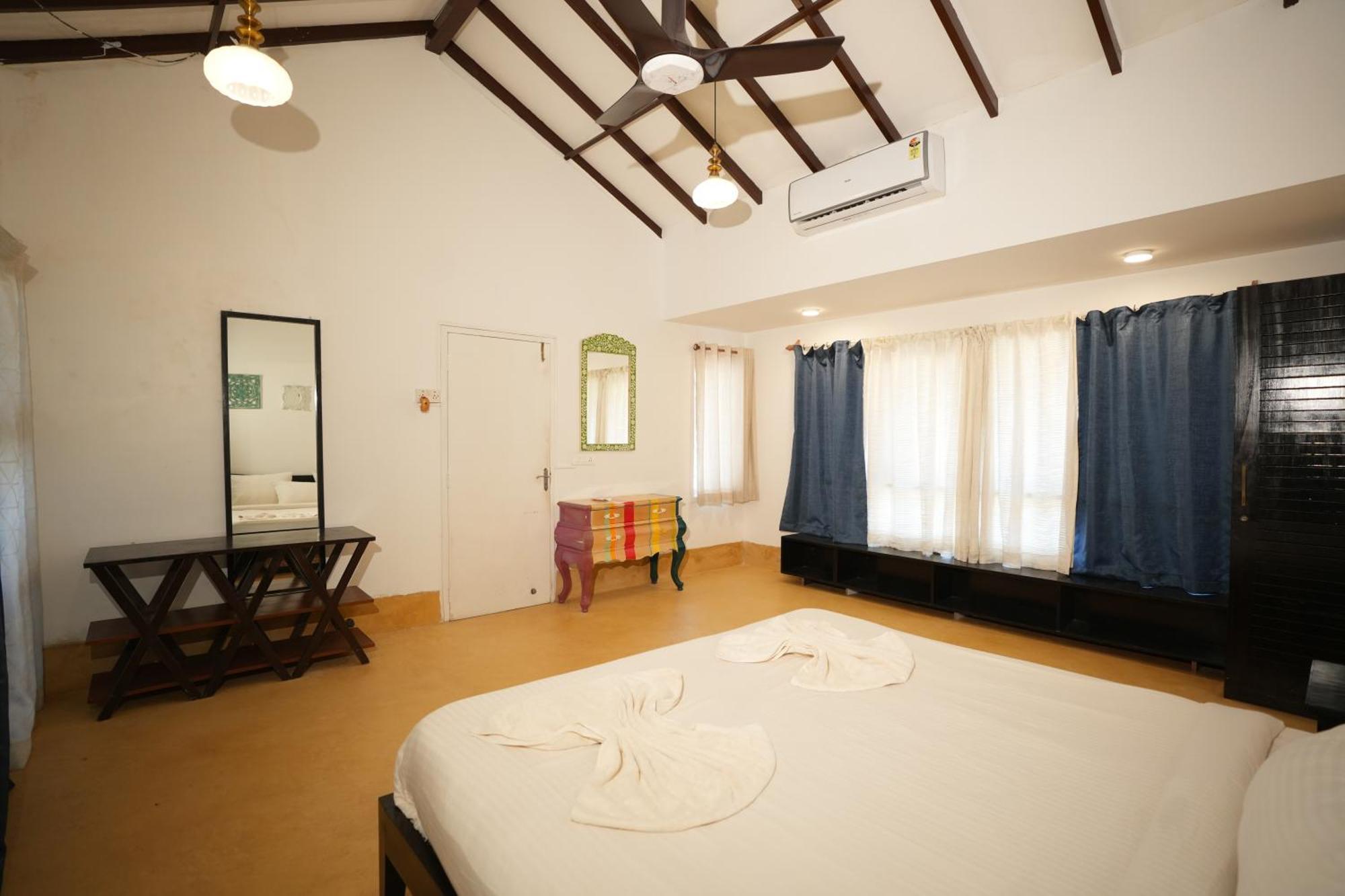 M - Solitude: Beachside Retreat With Pool Villa Candolim