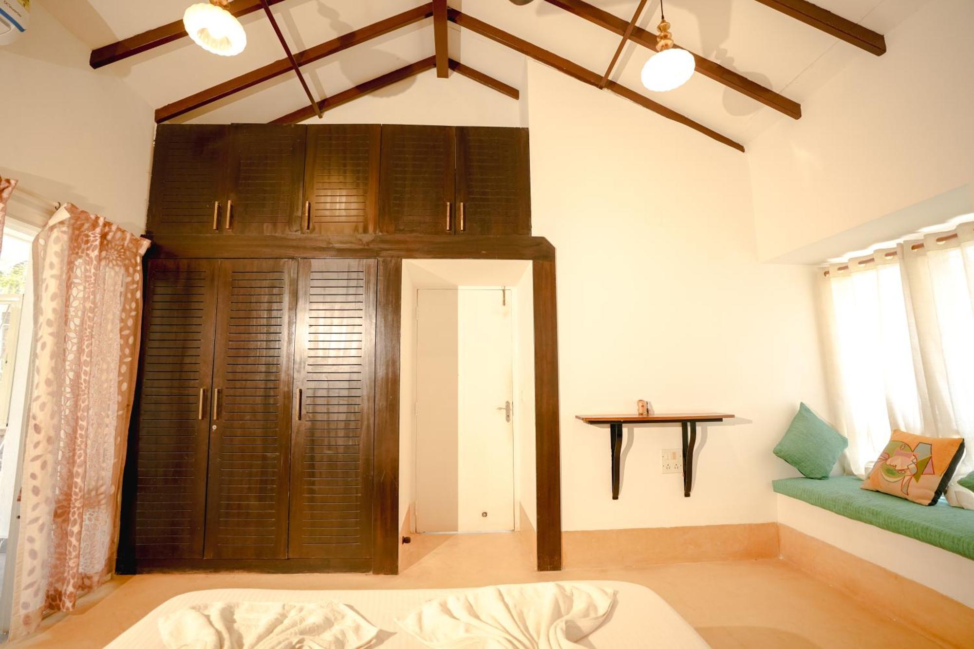 M - Solitude: Beachside Retreat With Pool