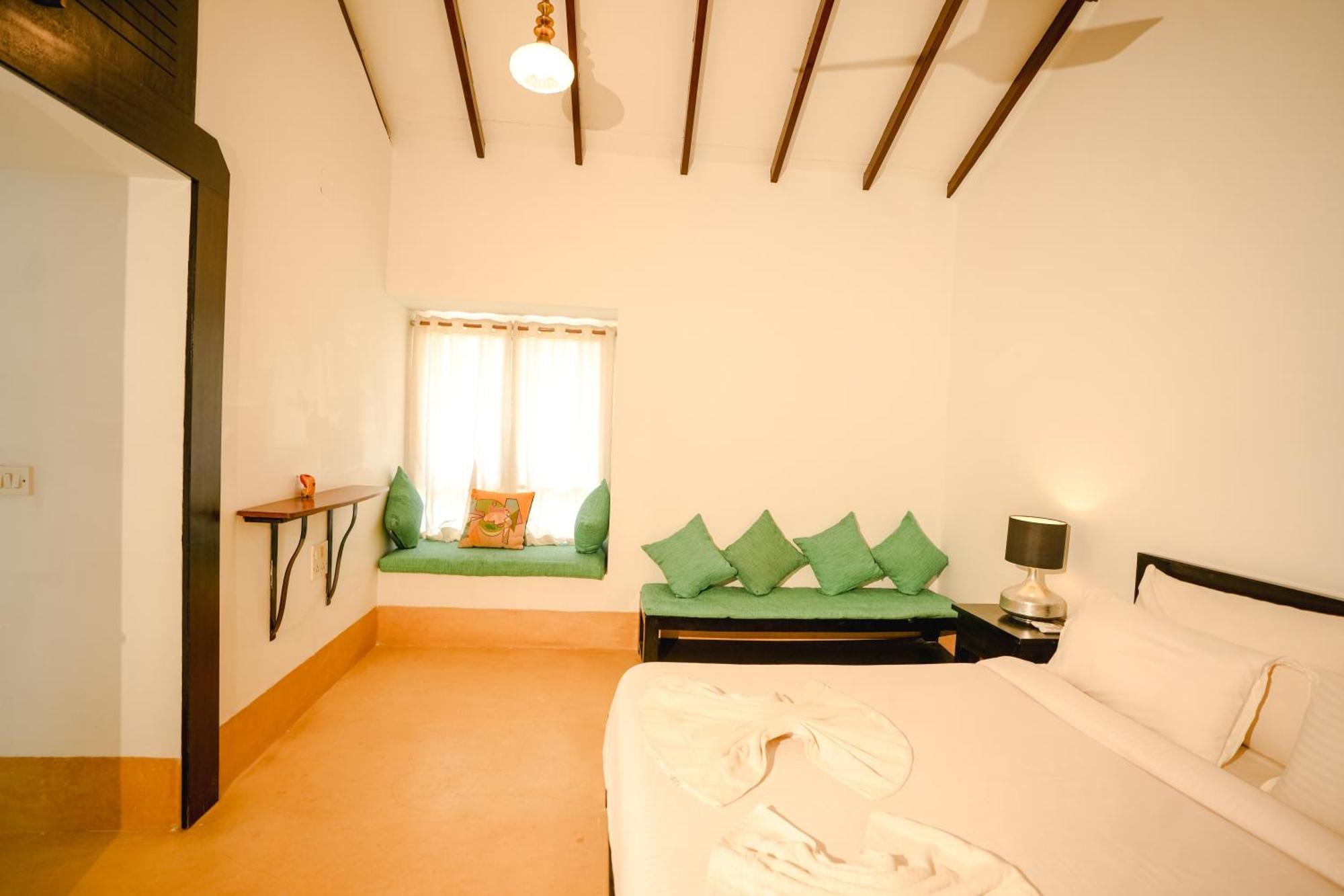 M - Solitude: Beachside Retreat With Pool * Candolim