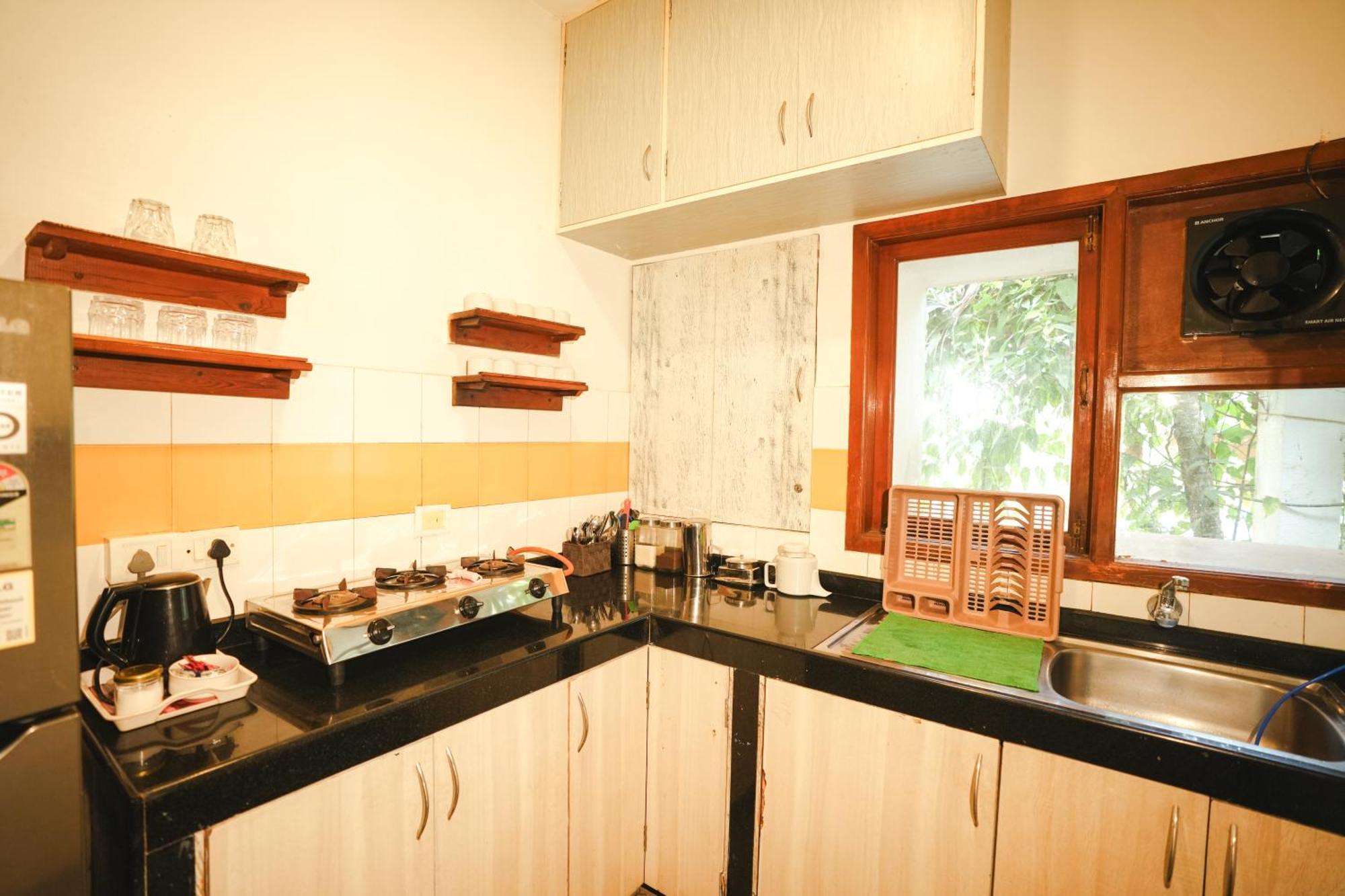 M - Solitude: Beachside Retreat With Pool Candolim
