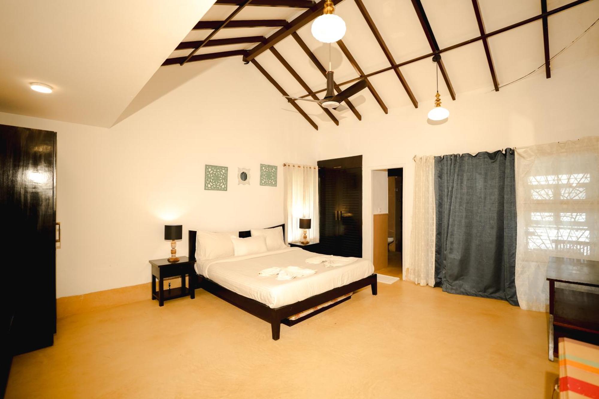 M - Solitude: Beachside Retreat With Pool * Candolim