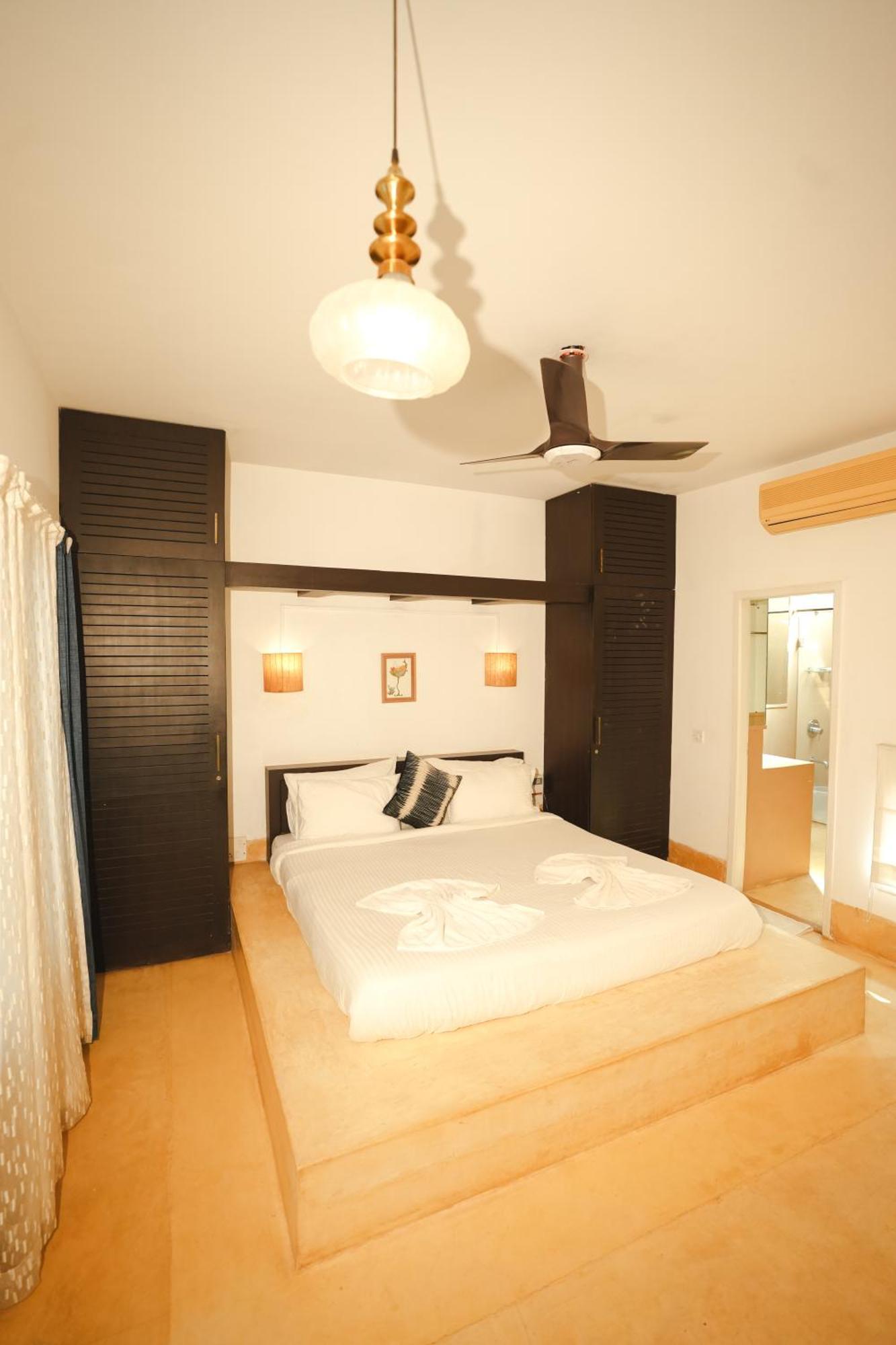 M - Solitude: Beachside Retreat With Pool Candolim