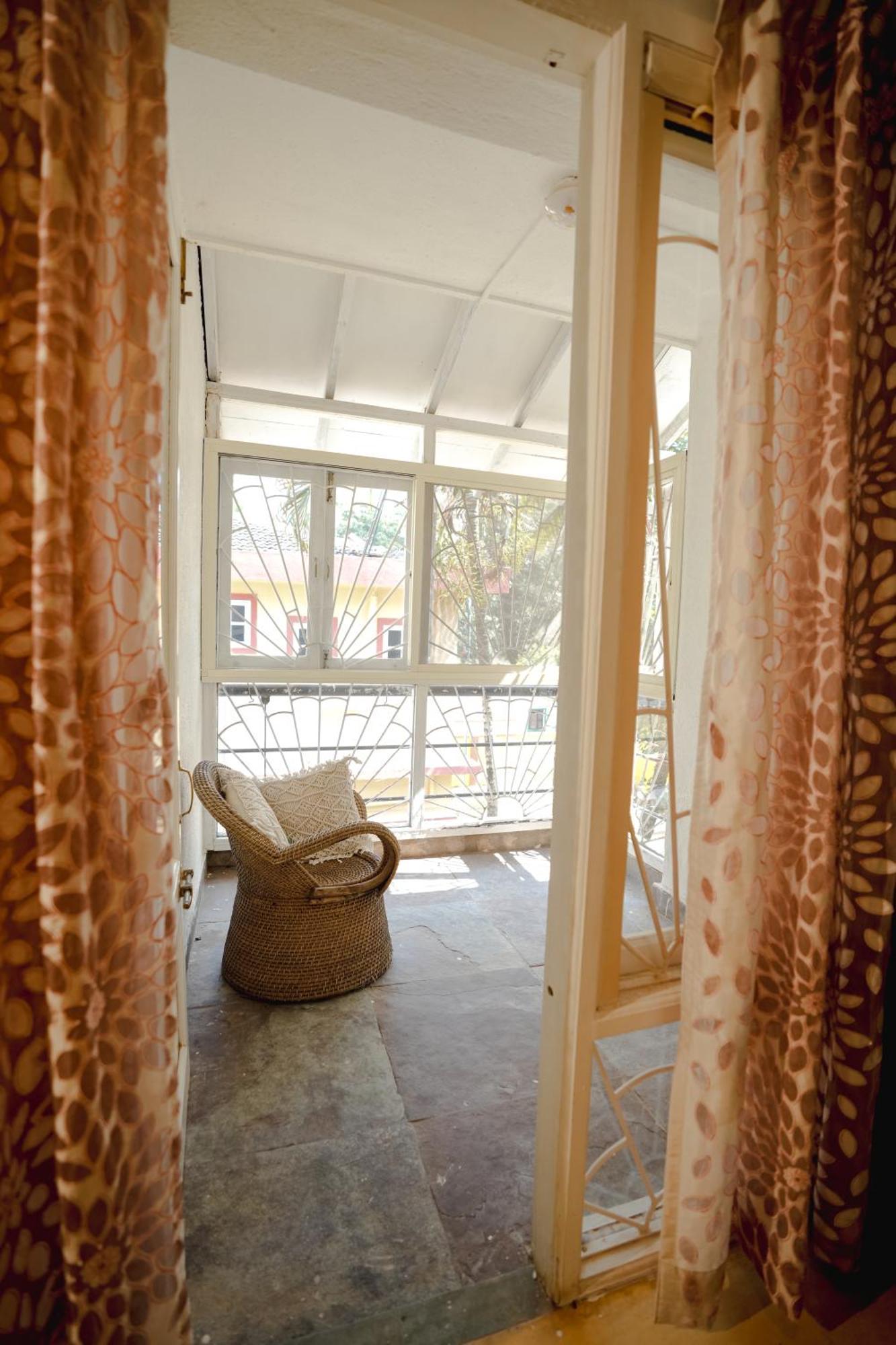 M - Solitude: Beachside Retreat With Pool * Candolim