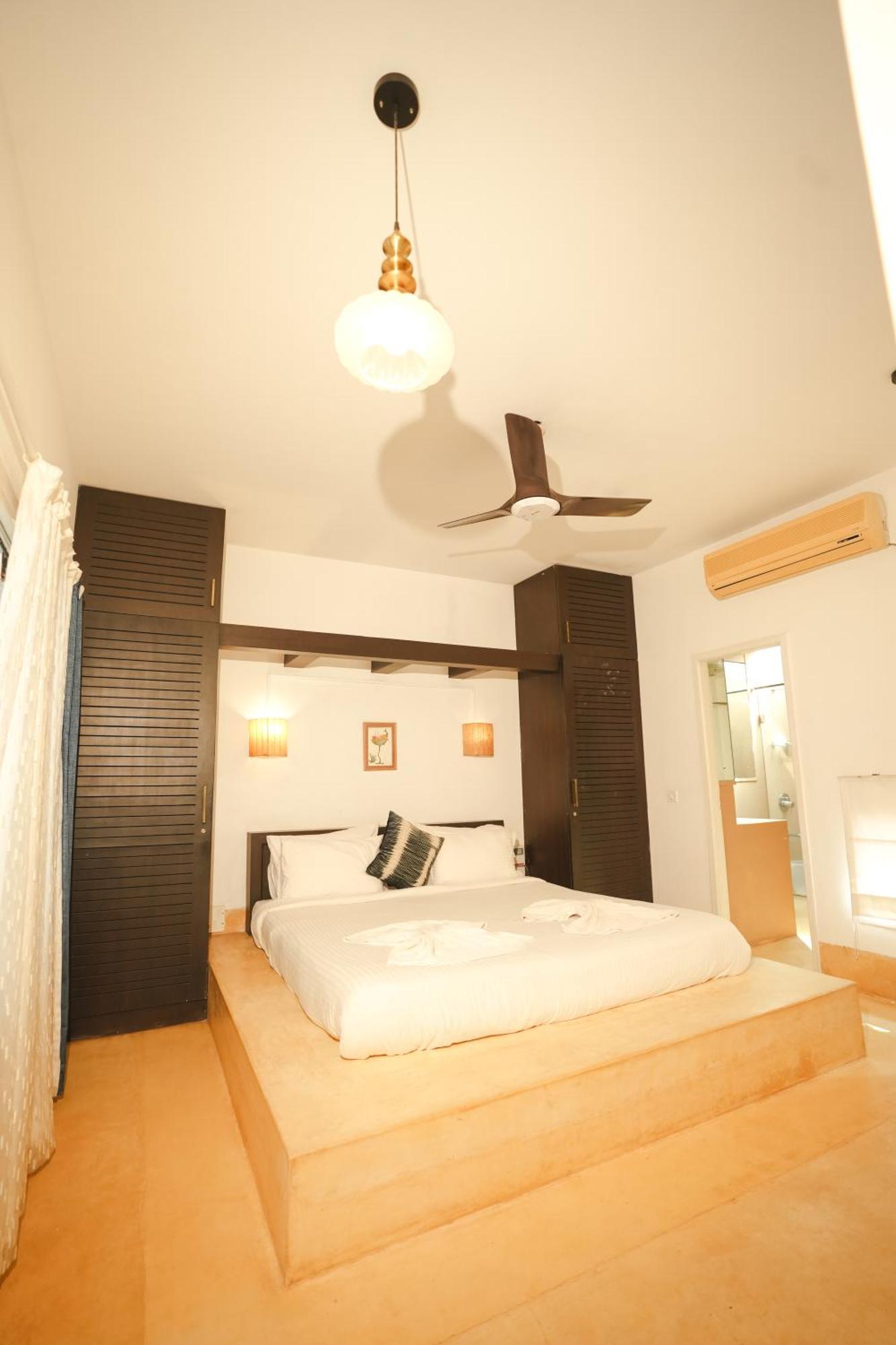 M - Solitude: Beachside Retreat With Pool * Candolim
